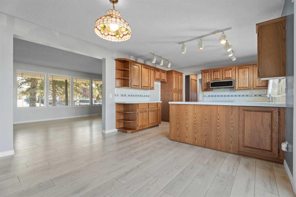135 Queensland Road Se, Calgary, AB