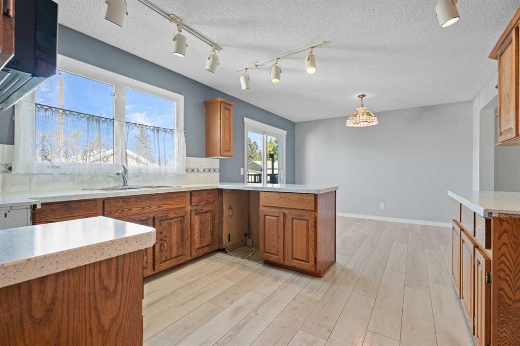 135 Queensland Road Se, Calgary, AB