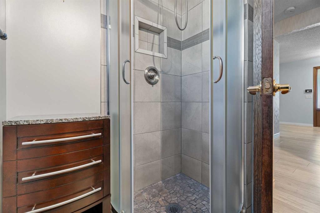 135 Queensland Road Se, Calgary, AB