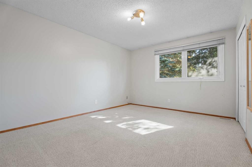135 Queensland Road Se, Calgary, AB