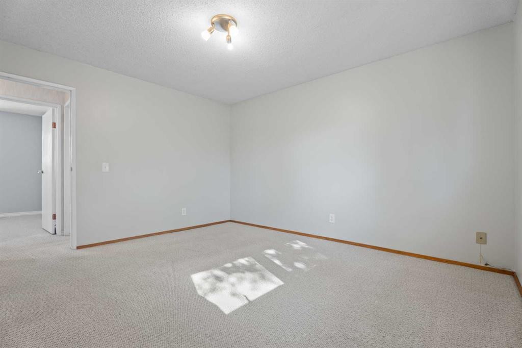 135 Queensland Road Se, Calgary, AB