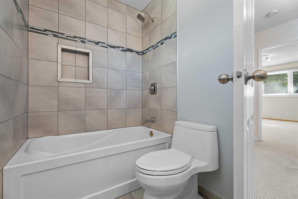 135 Queensland Road Se, Calgary, AB
