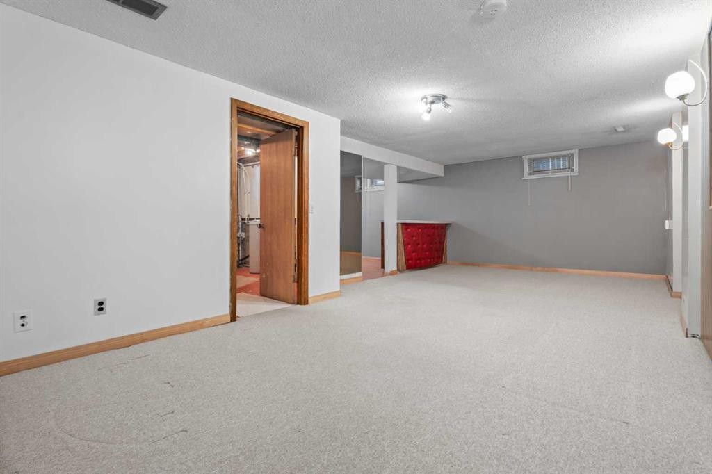 135 Queensland Road Se, Calgary, AB