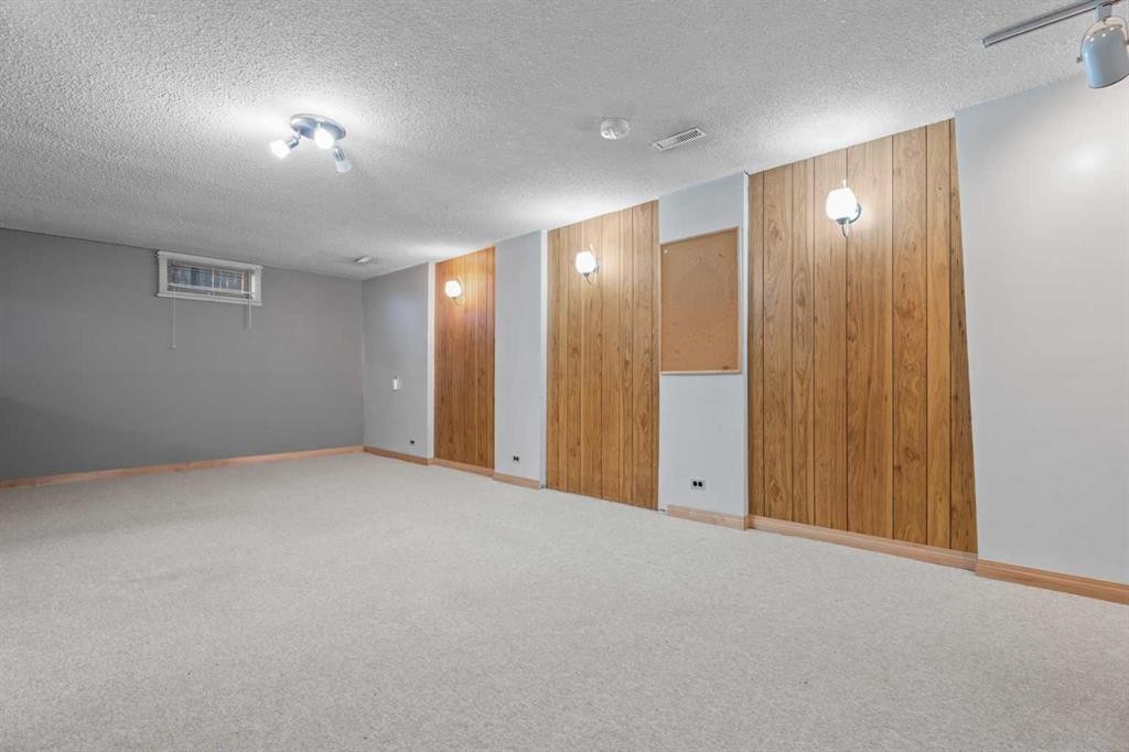 135 Queensland Road Se, Calgary, AB