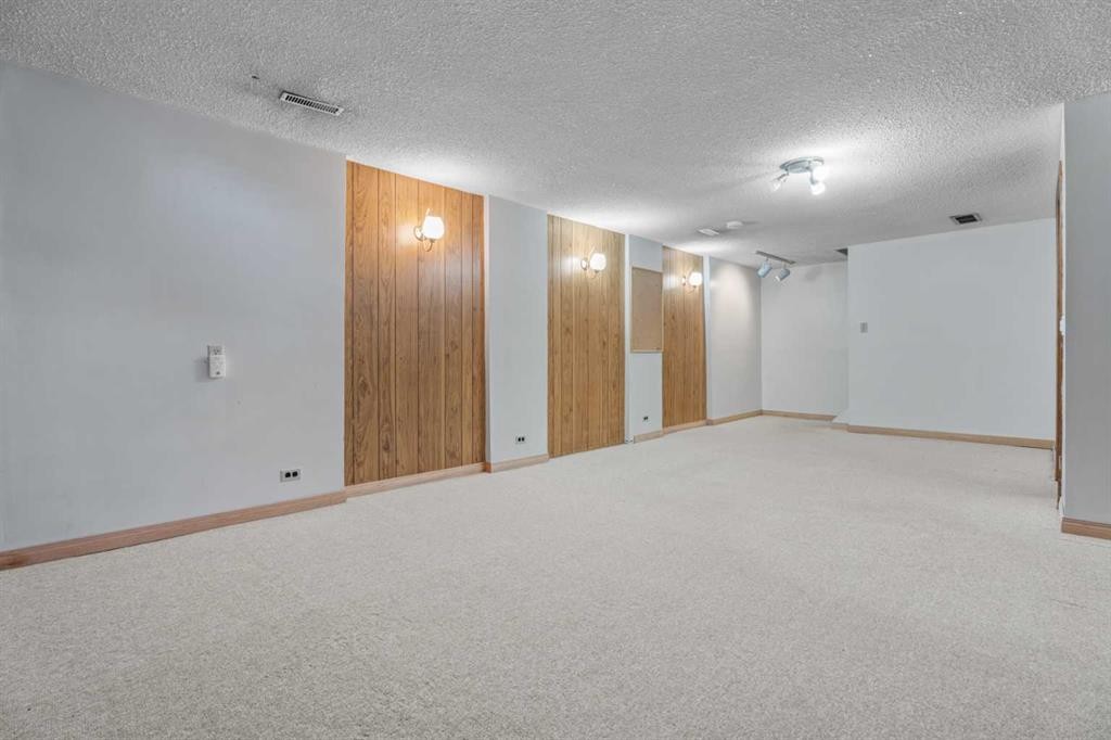 135 Queensland Road Se, Calgary, AB