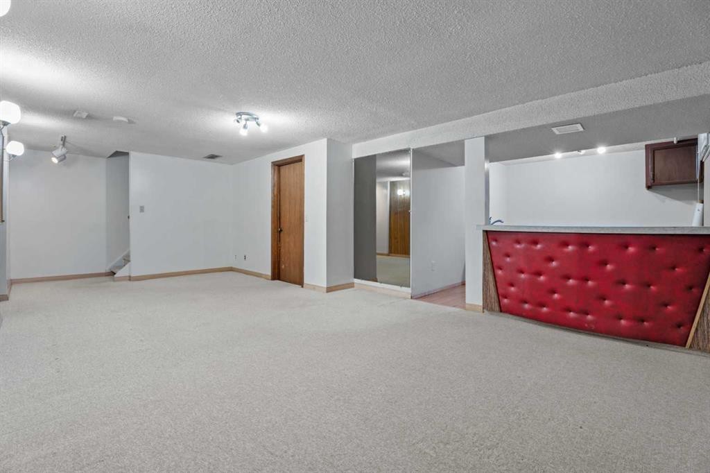 135 Queensland Road Se, Calgary, AB