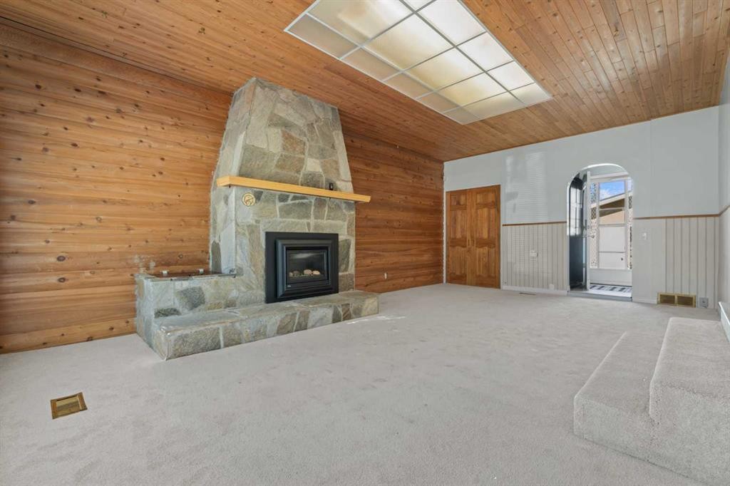 135 Queensland Road Se, Calgary, AB