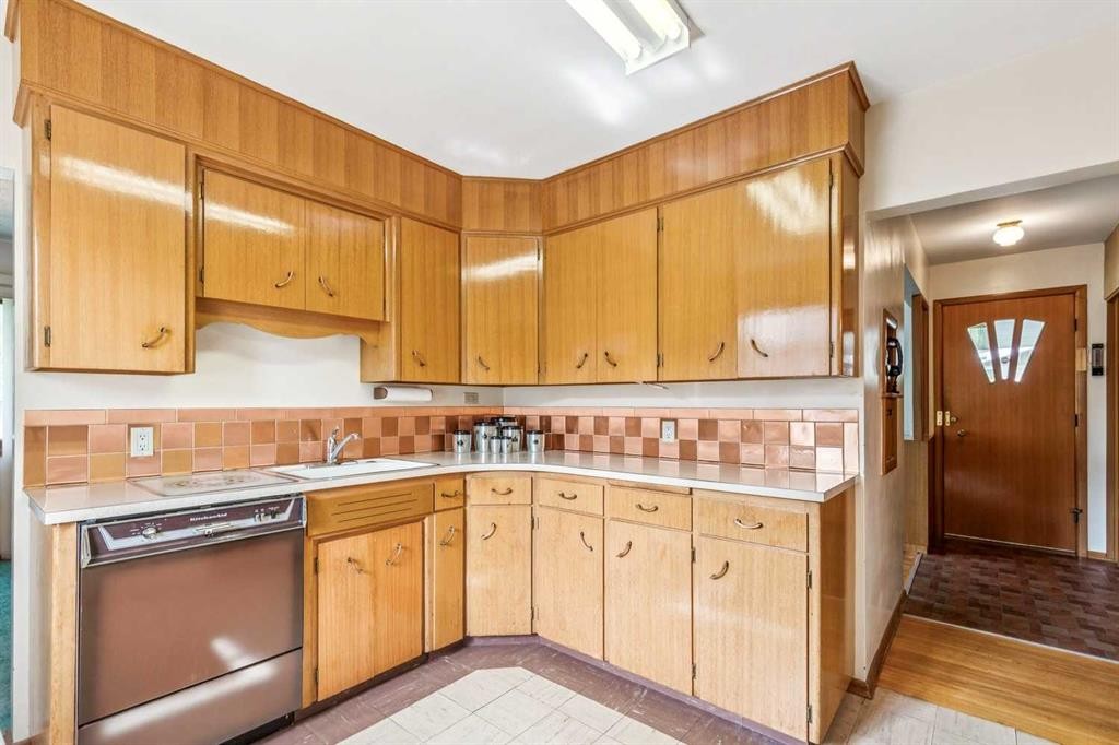 28 Gainsborough Drive Sw, Calgary, AB