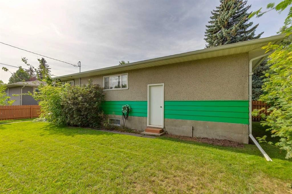 28 Gainsborough Drive Sw, Calgary, AB
