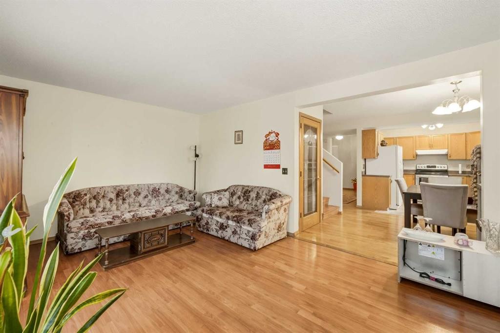 28 Martinglen Way Ne, Calgary, AB