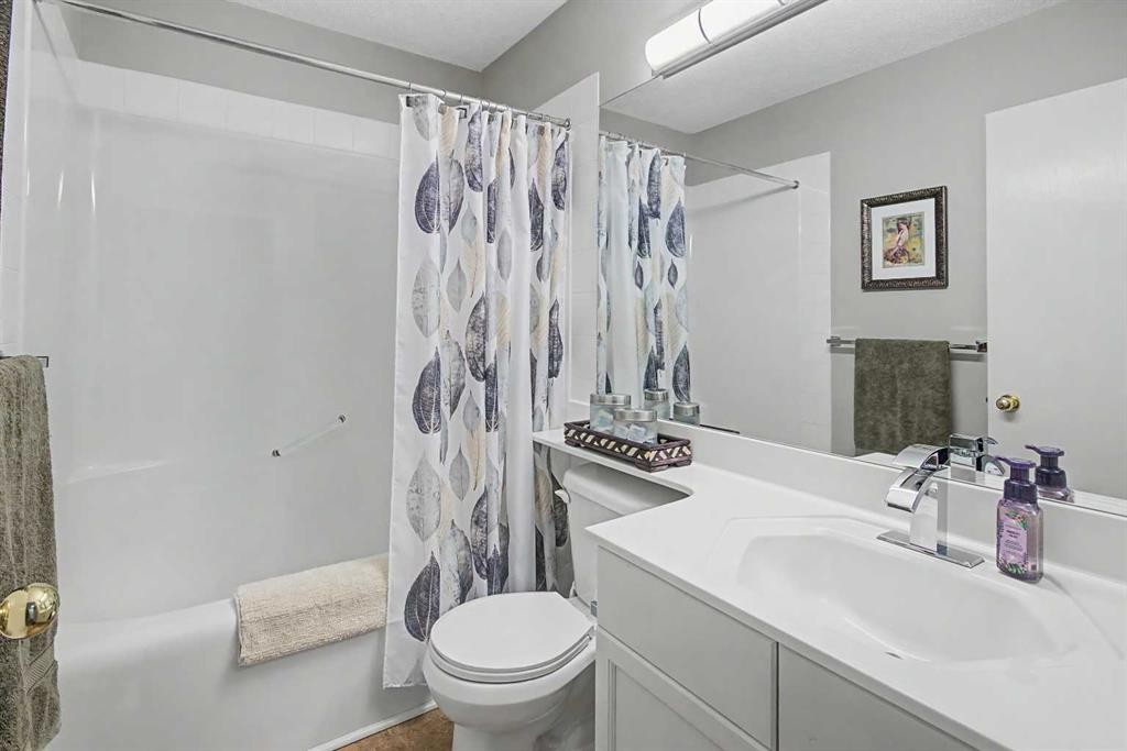 138 Hawkstone Manor Nw, Calgary, AB