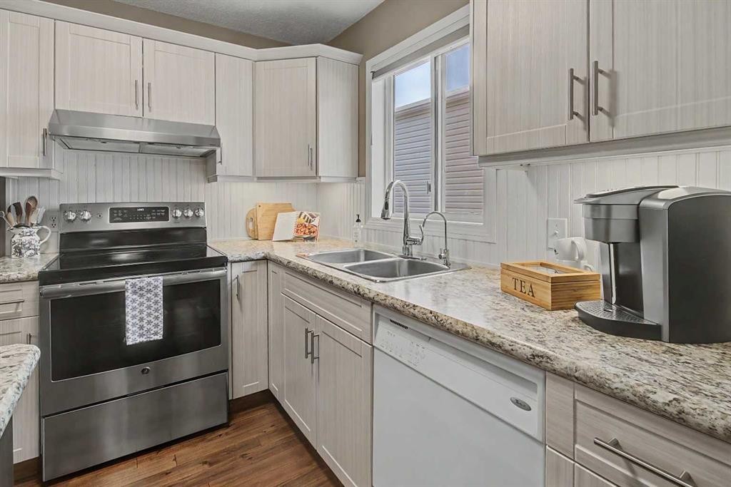 138 Hawkstone Manor Nw, Calgary, AB