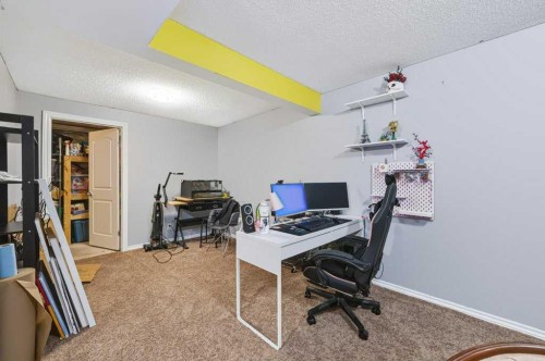 81 Chapman Close Se, Calgary, AB 