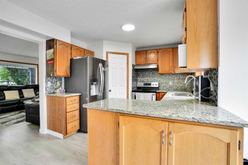 7198 Laguna Way Ne, Calgary, AB 