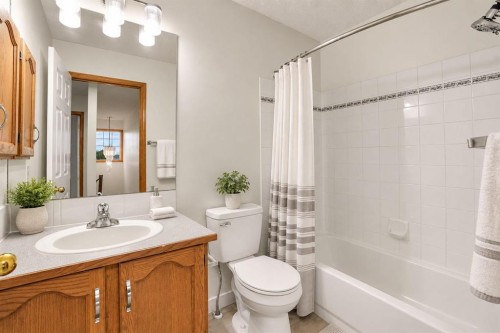 7198 Laguna Way Ne, Calgary, AB 