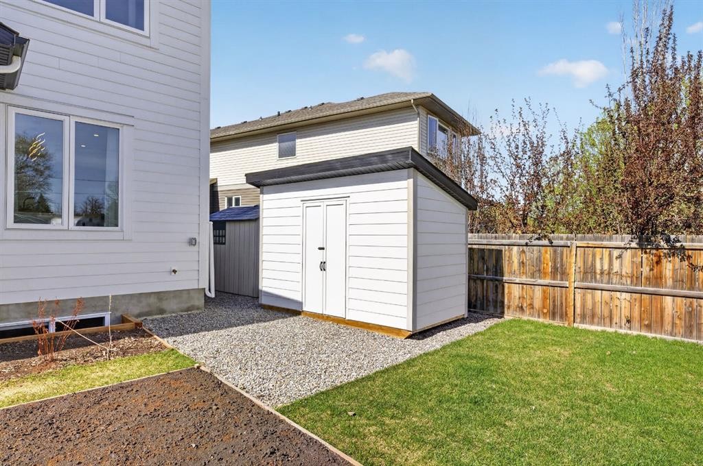 30 Silverstone Place, Didsbury, AB