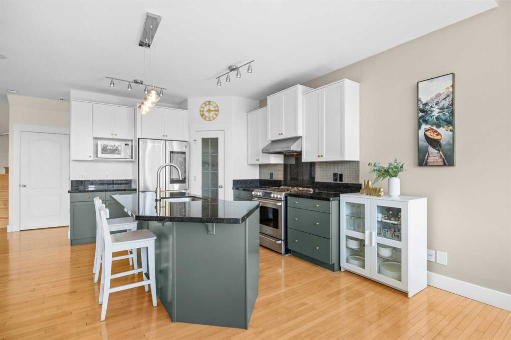 122 Springborough Point Sw, Calgary, AB