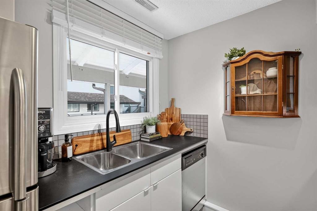 1611-2520 Palliser Drive Sw, Calgary, AB