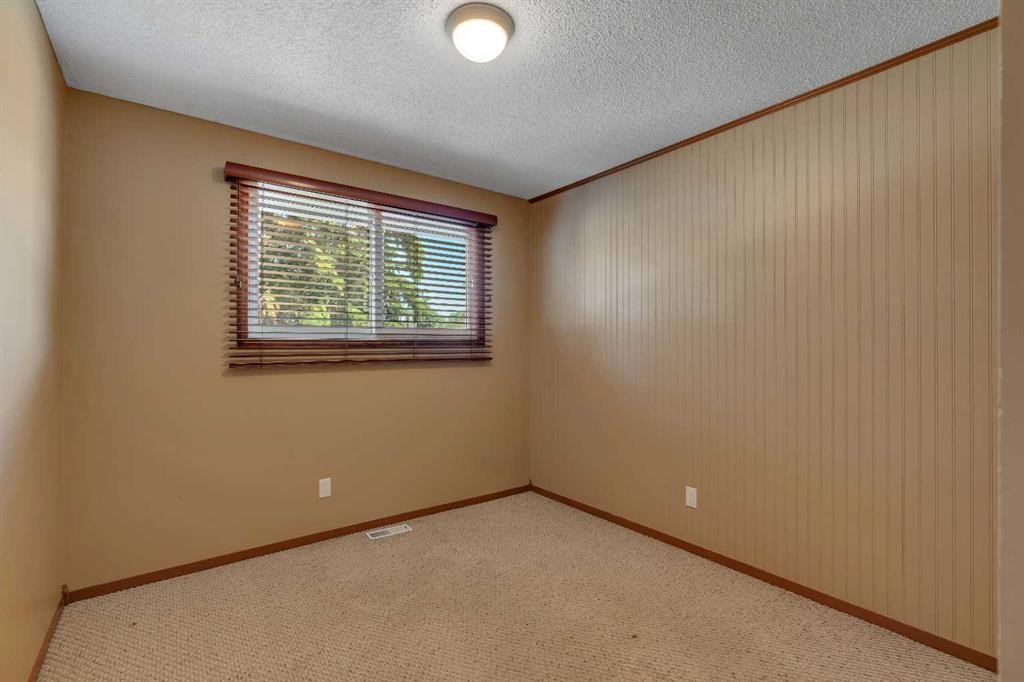 335 Queensland Drive Se, Calgary, AB