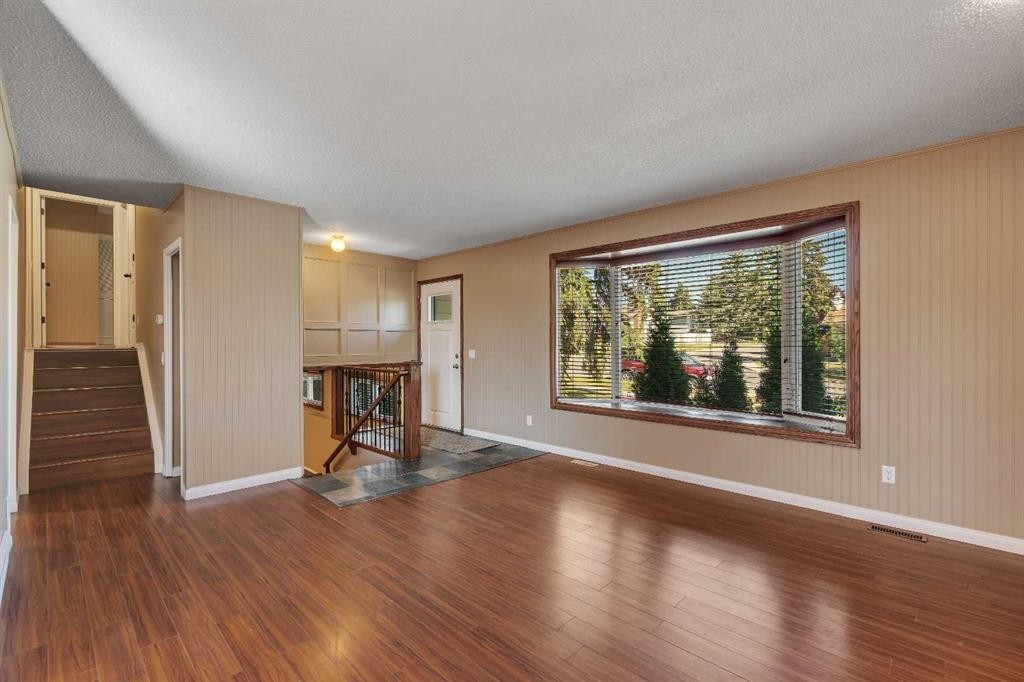 335 Queensland Drive Se, Calgary, AB