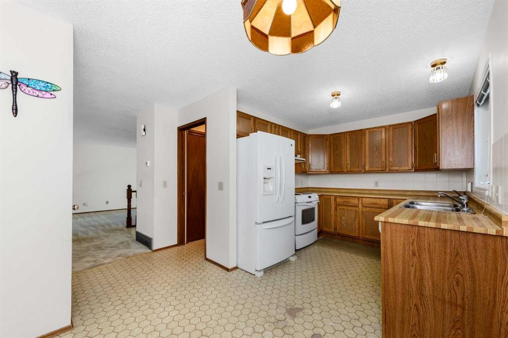 16 Deersaxon Circle Se, Calgary, AB