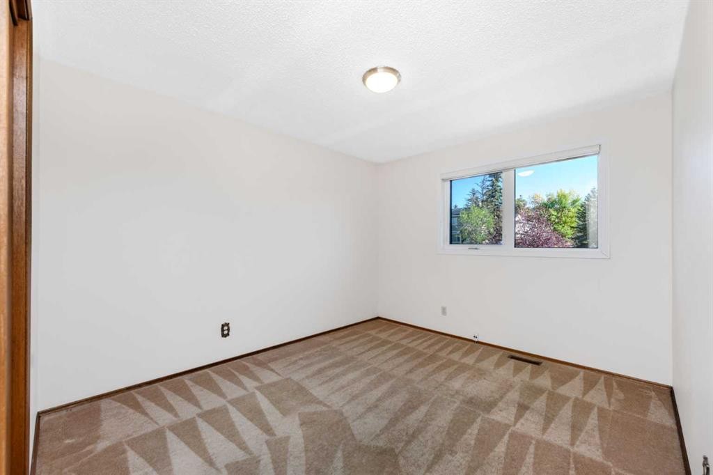 16 Deersaxon Circle Se, Calgary, AB