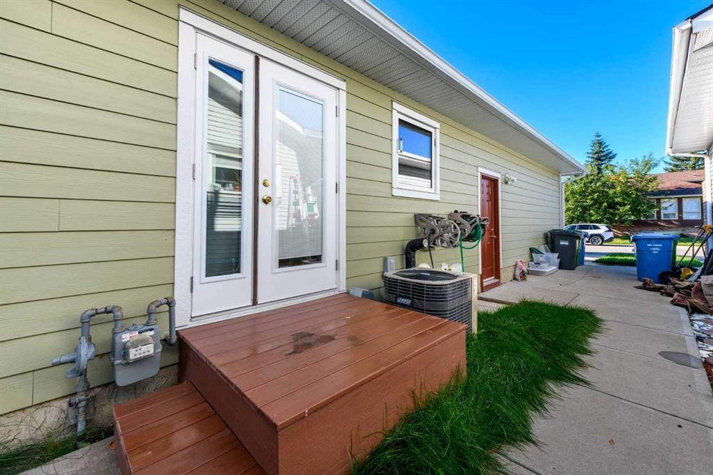 16 Deersaxon Circle Se, Calgary, AB