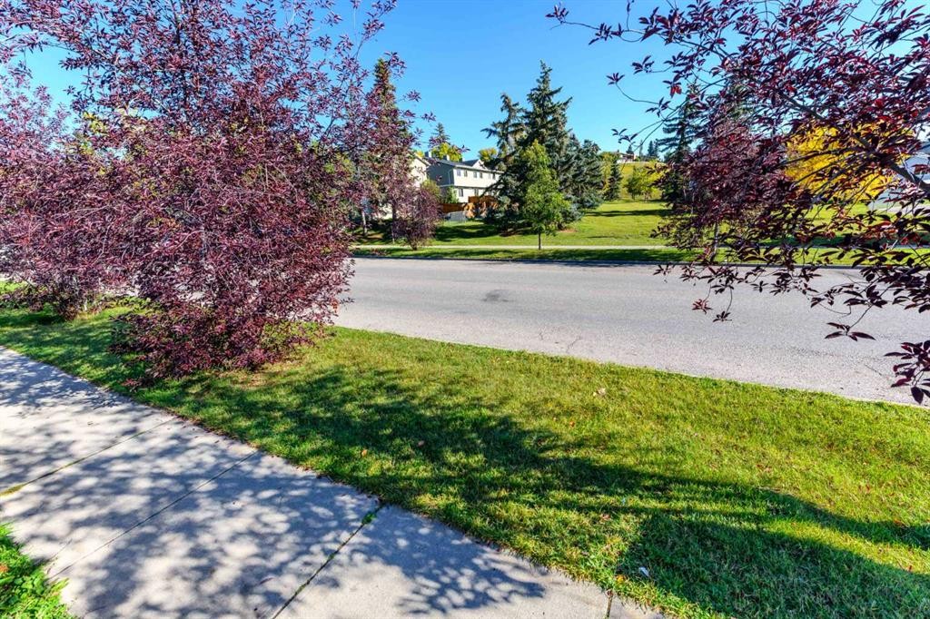 16 Deersaxon Circle Se, Calgary, AB