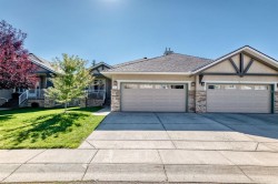15 Discovery Woods Villas SW Calgary, AB T3H 5A6