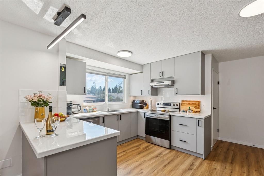 532 Queensland Circle Se, Calgary, AB