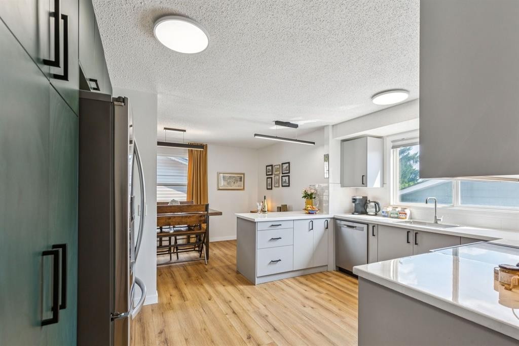 532 Queensland Circle Se, Calgary, AB