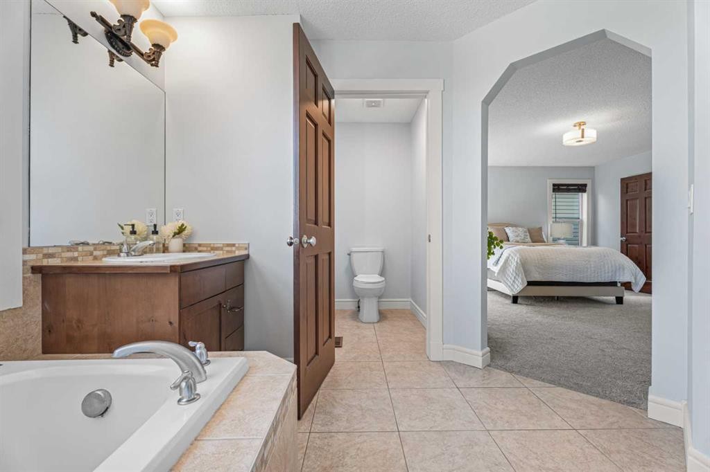 295 Aspen Hills Close Sw, Calgary, AB