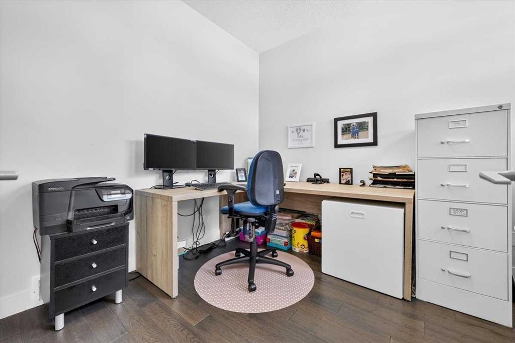 4656 82 Street Nw, Calgary, AB