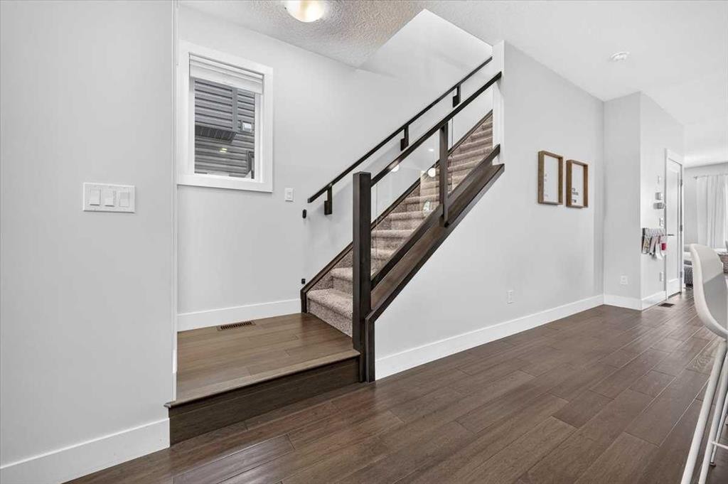 4656 82 Street Nw, Calgary, AB