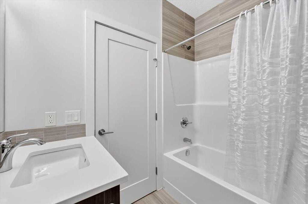 4656 82 Street Nw, Calgary, AB