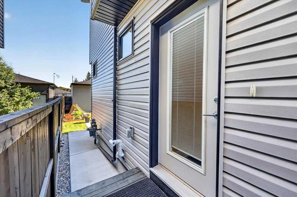 4656 82 Street Nw, Calgary, AB