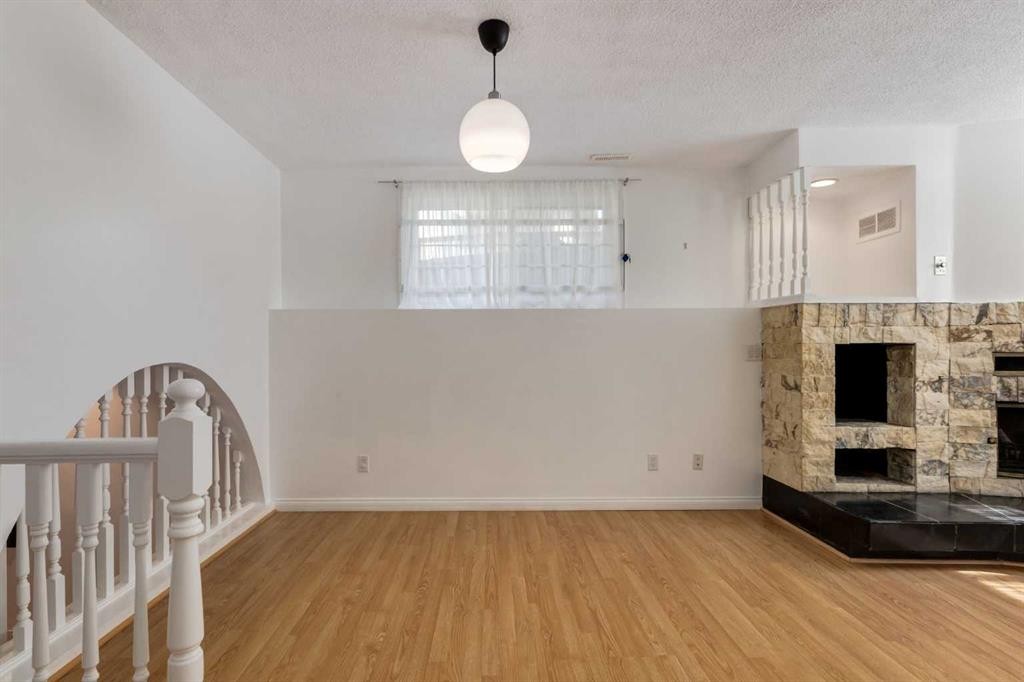 116 Bearberry Crescent Nw, Calgary, AB