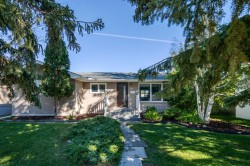 36 Bracebridge Crescent SW Calgary, AB T2W 0Y7