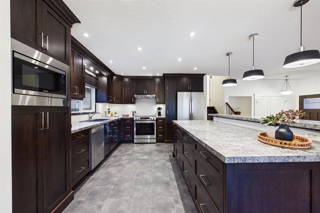 43 Beaconsfield Rise Nw, Calgary, AB