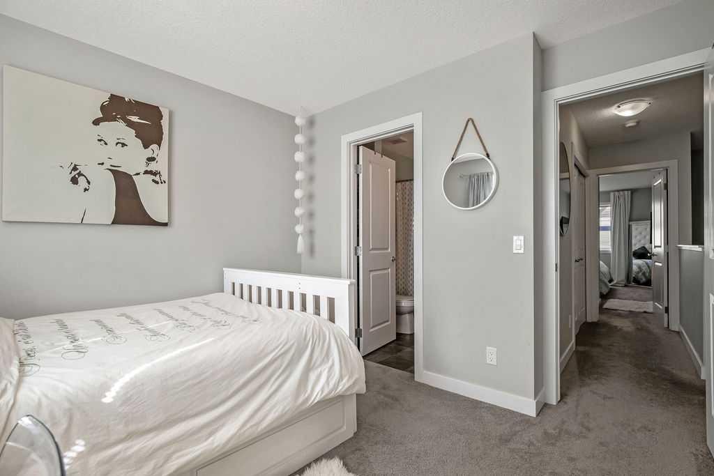 18 Legacy Path Se, Calgary, AB