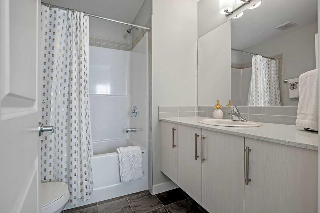 18 Legacy Path Se, Calgary, AB