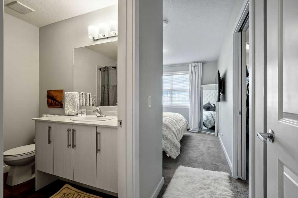 18 Legacy Path Se, Calgary, AB