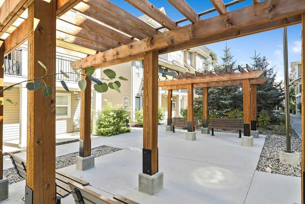 18 Legacy Path Se, Calgary, AB