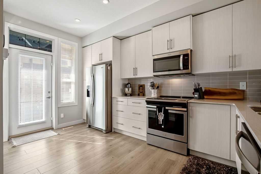18 Legacy Path Se, Calgary, AB
