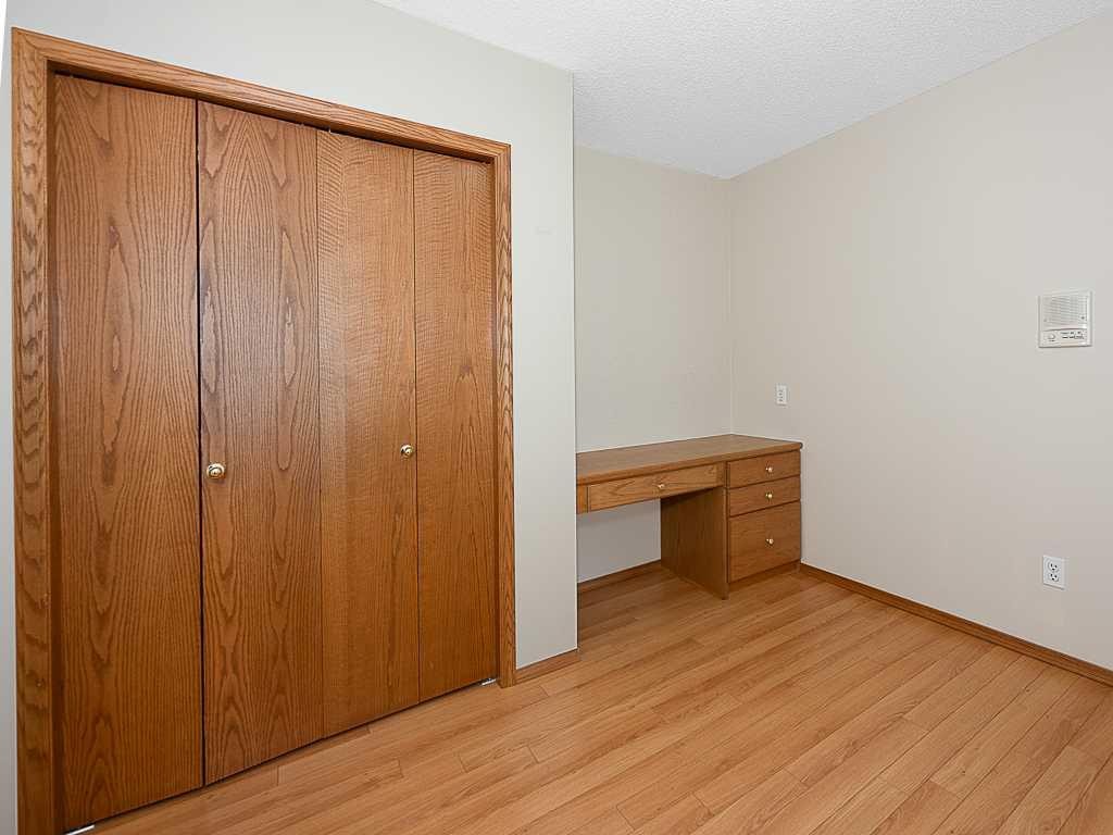 44 Straddock Crescent Sw, Calgary, AB