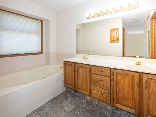 44 Straddock Crescent Sw, Calgary, AB 