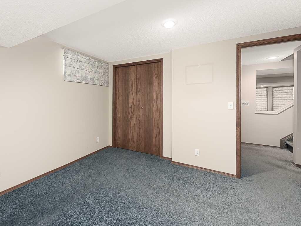 44 Straddock Crescent Sw, Calgary, AB