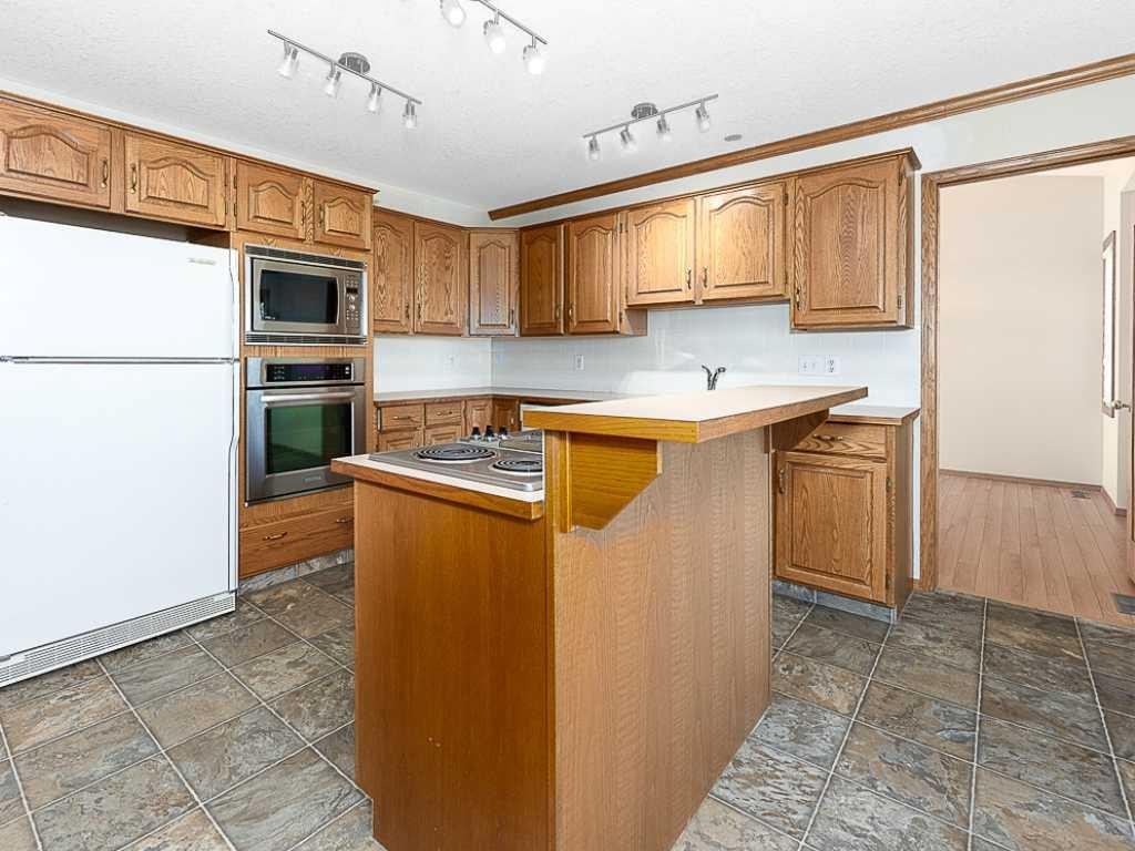 44 Straddock Crescent Sw, Calgary, AB