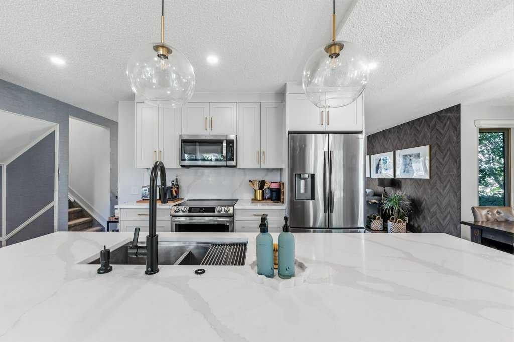 513 Oakridge Way Sw, Calgary, AB