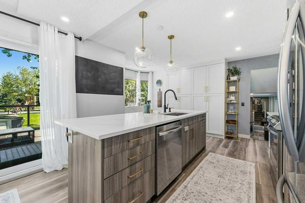 513 Oakridge Way Sw, Calgary, AB